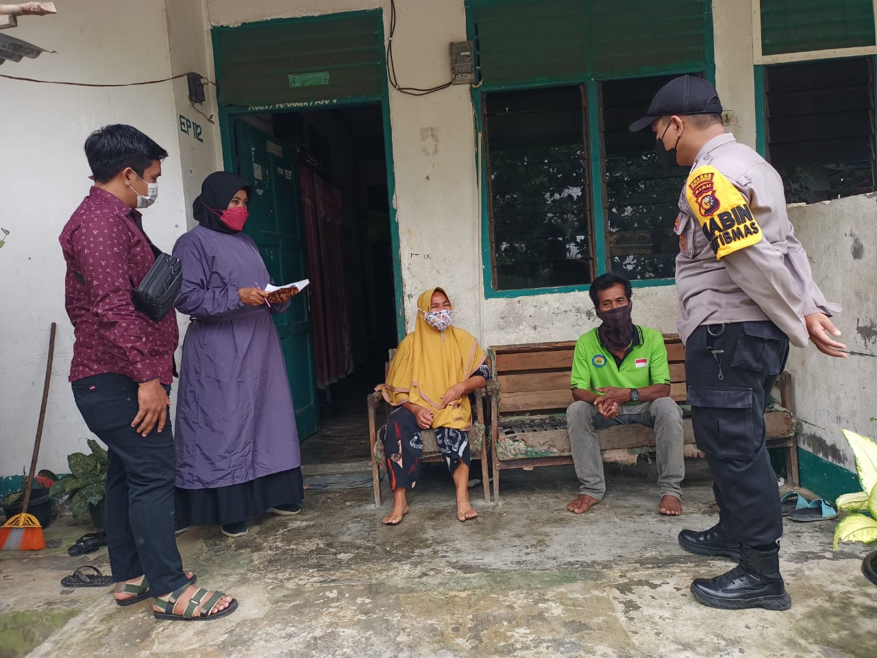 Giat 3T Bhabinkamtibmas Desa Delik Bagi Warga Yang Kontak Pasien Positif Covid-19