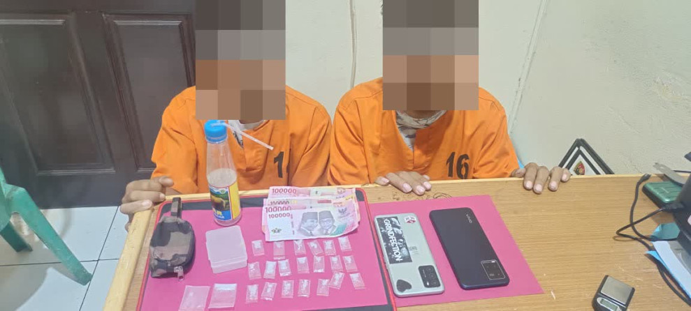 2(Dua) warga segati di amankan satres narkoba Polres Pelalawan saat akan  Pengedarkan narkoba jenis sabu
