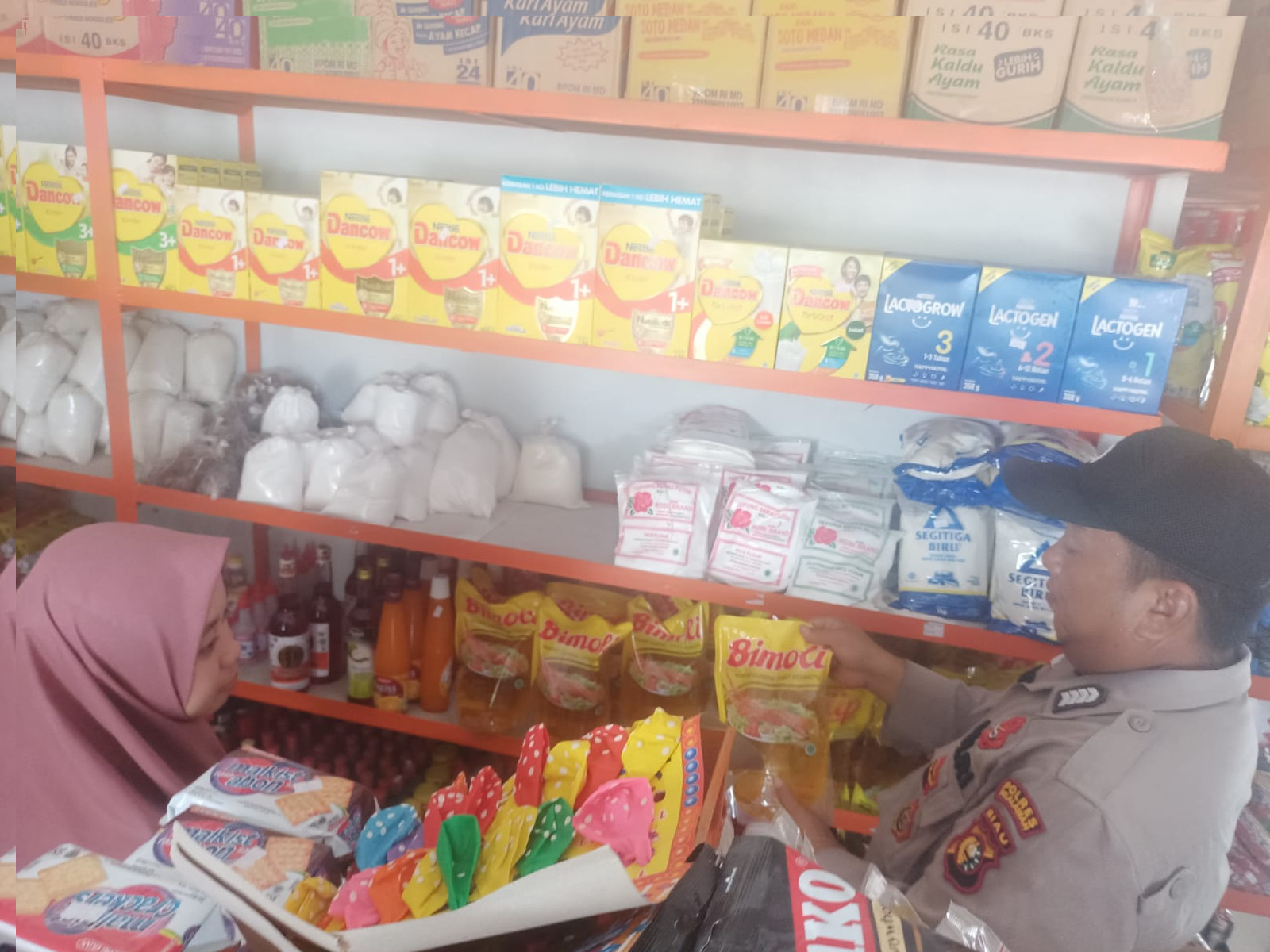 Jajaran Polres Pelalawan Melakukan Kegiatan Pengecekan Dan Monitoring Harga Sembako Kepada Para Pedagang.