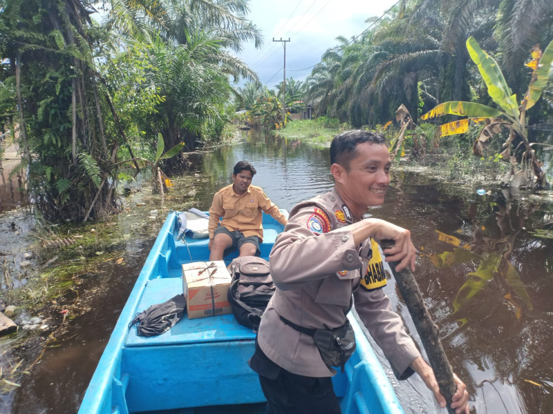 Bhabinkamtibmas Desa Rangsang melakukan kunjungan ke warganya guna memastikan warga dan lingkungan tetap aman ketika menghadapi musibah