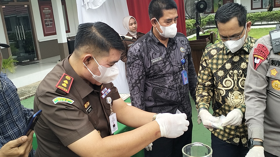 Kejari Pelalawan Musnahkan Barang Bukti Tindak Pidana Umum yang Sudah Inkrah