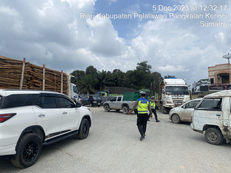 Sudah satu Minggu lampu isyarat lalu lintas di simpang langgam jalan lintas timur mati, masyarakat di himbau lebih berhati hati