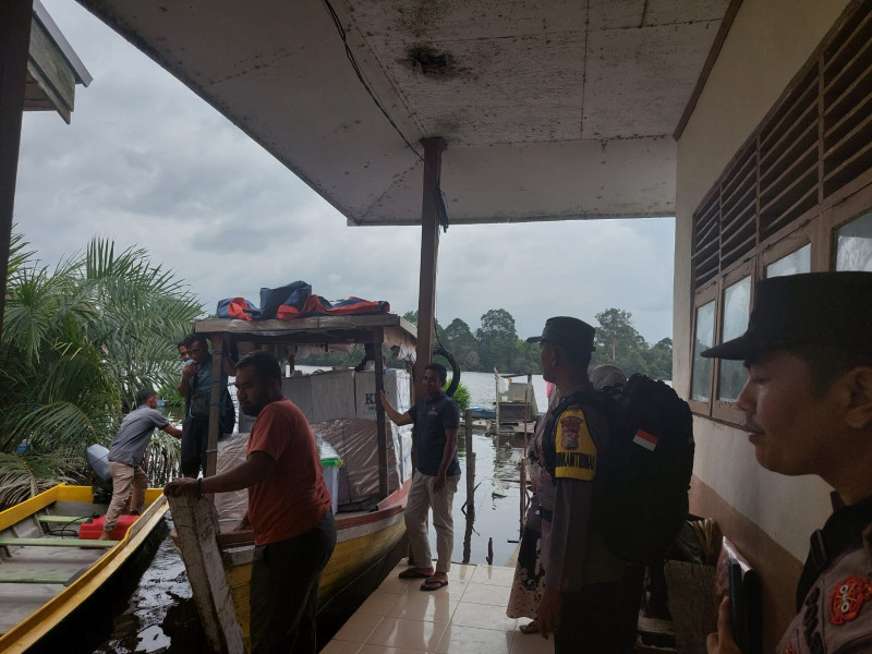 Brigadir Dippo Pranata Bhabinkamtibmas Polsubsektor Pelalawan melakukan pengamanan pendistribusian logistik Pemilu Tahun 2024