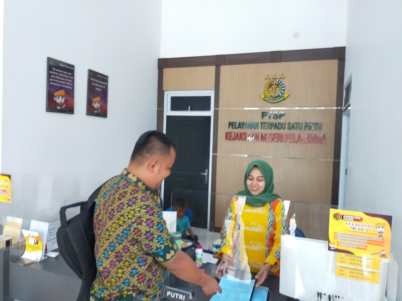 Ketua  LSM kpk Resmi Laporkan pengadaan bibit kecambah disbunak  Ke Kejaksaan