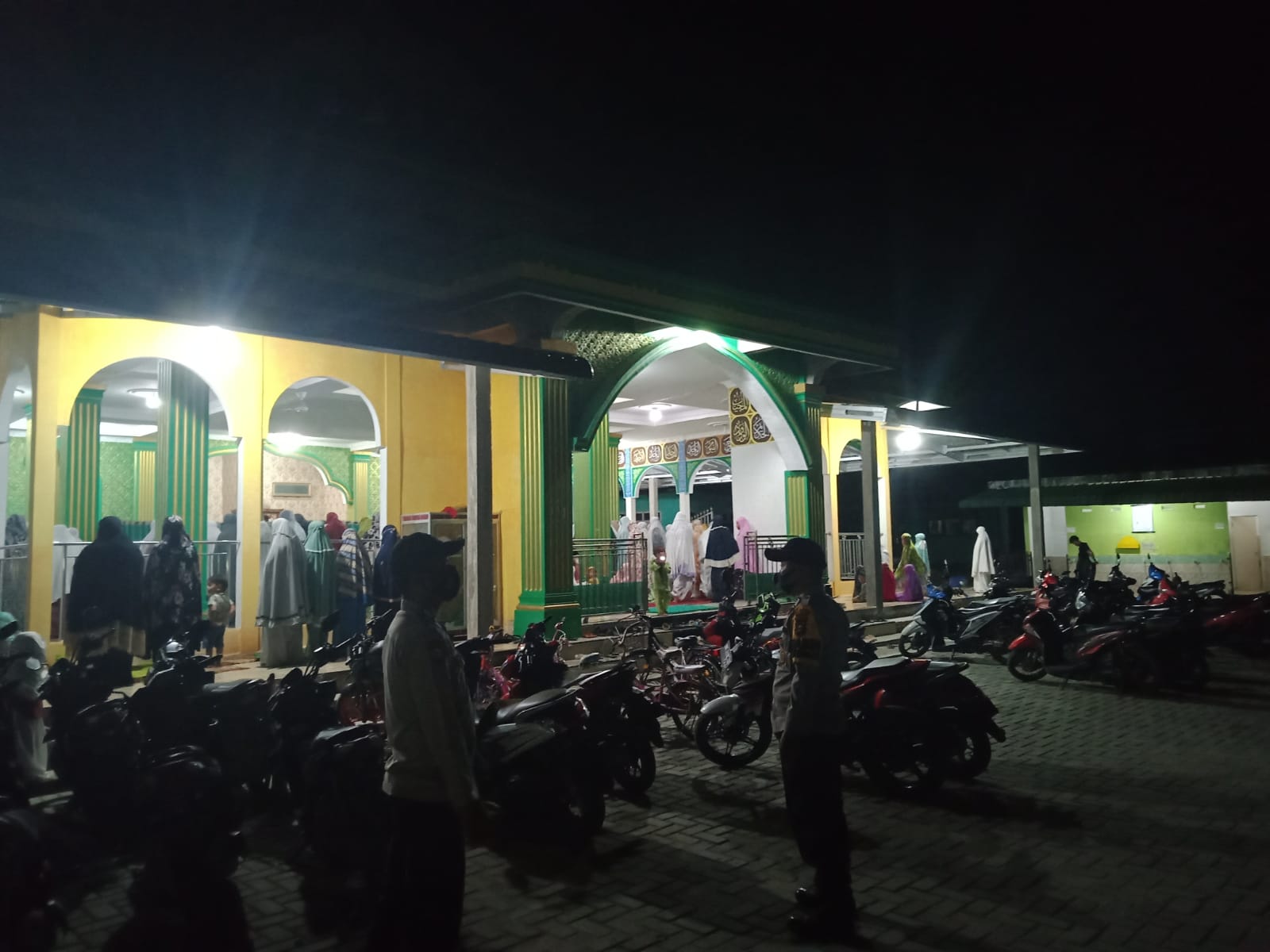 Bulan Ramadan, Personil Polsubsektor Pelalawan Tetap Siaga dan Jaga Prokes Selama Pengamanan di Rumah Ibadah