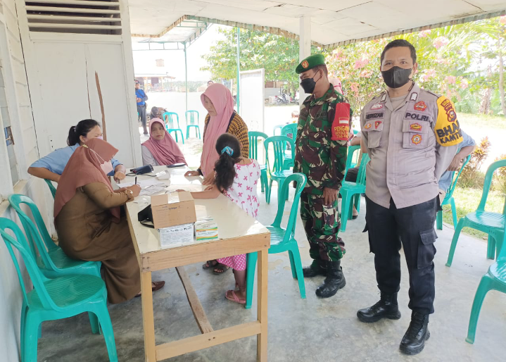 Polri Bhabinkamtibmas Desa Delik Aktif Giat Pengamanan Vaksin