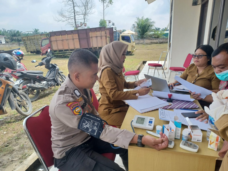 Personil Polsubsentor Pelalawan yang terlibat Pengamaman TPS melaksanakan pemeriksaan kesehatan oleh petugas kesehatan