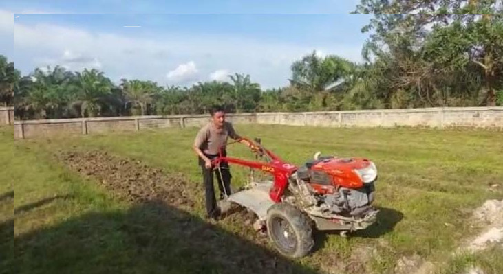 Personil Polri Laksanakan kegiatan penghijauan disekitar Mako dengan menanam tanaman Sayur dan juga buah,