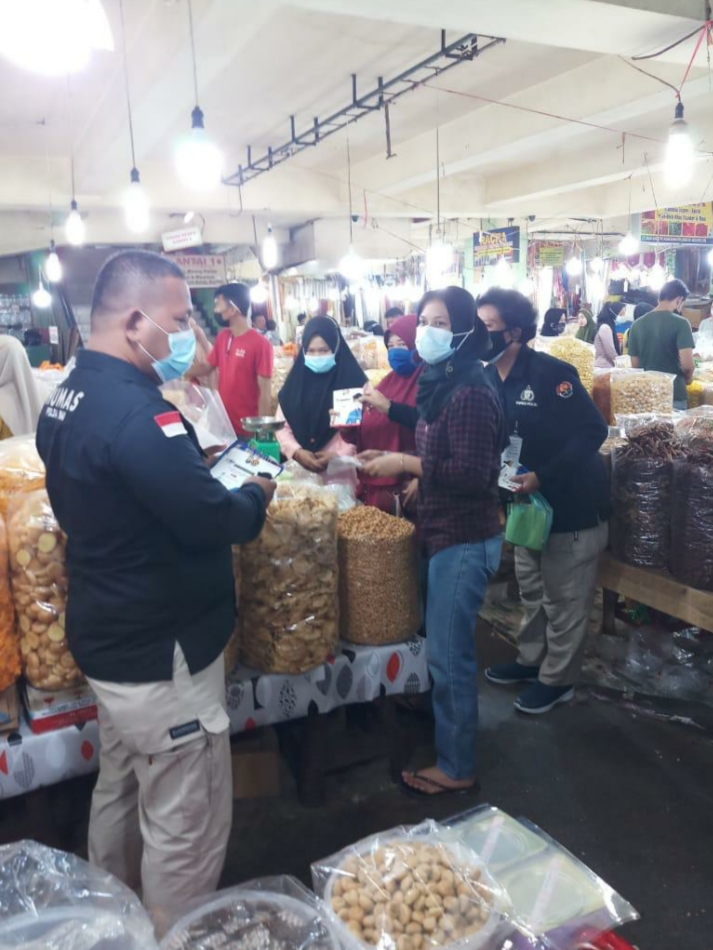 Himbau Larangan Mudik, Bidhumas Polda Riau Bagikan Brosur