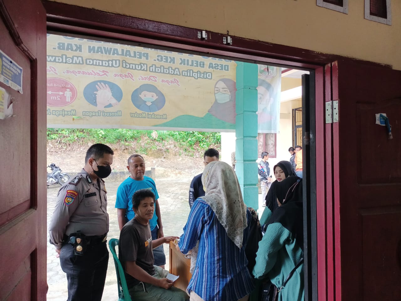 Apresiasi Bhabinkamtibmas Polsubsektor Pelalawan Tetap Melaksanakan Percepatan Vaksinasi