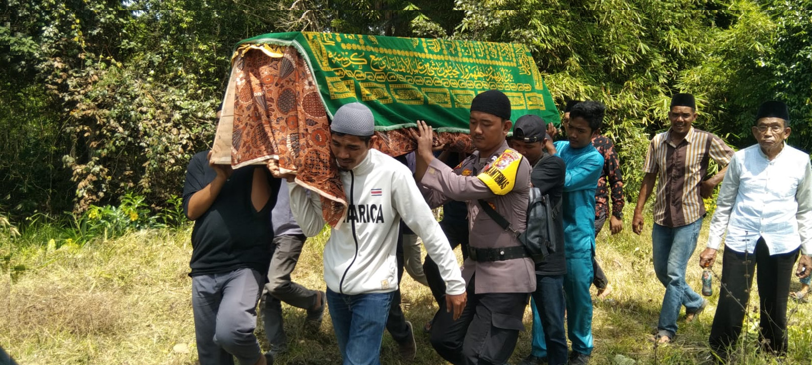 Bhabinkamtibmas Ikut Mengantarkan Jenazah Hingga Ke Pemakaman