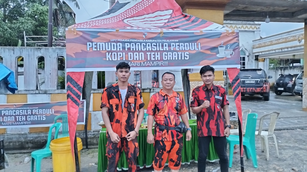 Ketua MPC PP Pelalawan Sediakan Kopi dan Teh Gratis untuk Masyarakat Di Dermaga Penyeberangan