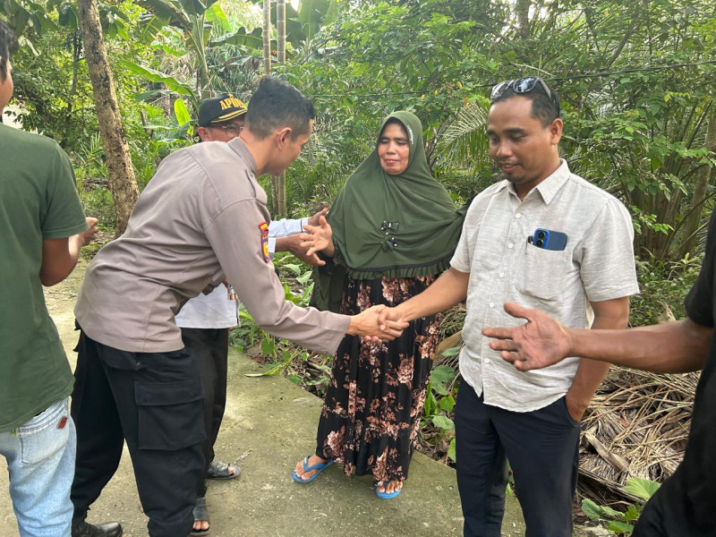 Dalam rangka Cooling System Polsubsektor Pelalawan Bhabinkamtibmas Bripka Fahmizar menyampaikan pesan-pesan kamtibmas agar bersama sama dan berpartisipasi menjaga keamanan terutama lingkungan