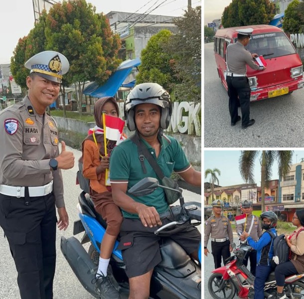 menyambut peringatan Hari Ulang Tahun Republik Indonesia ke -80, personil Sat Lantas Polres Pelalawan bagikan ratusan bendera merah putih