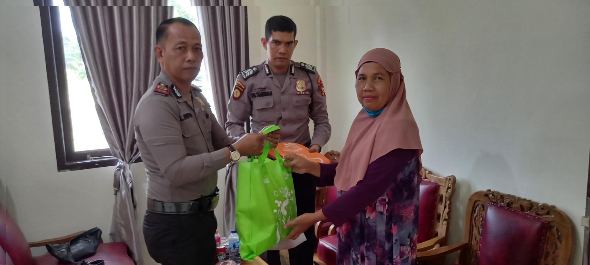Memperingati Hari Guru Yang Ke77,Kepala Polsubsektor Pelalawan Beri Bantuan Kitab Suci ALQURAN Serta Sembako