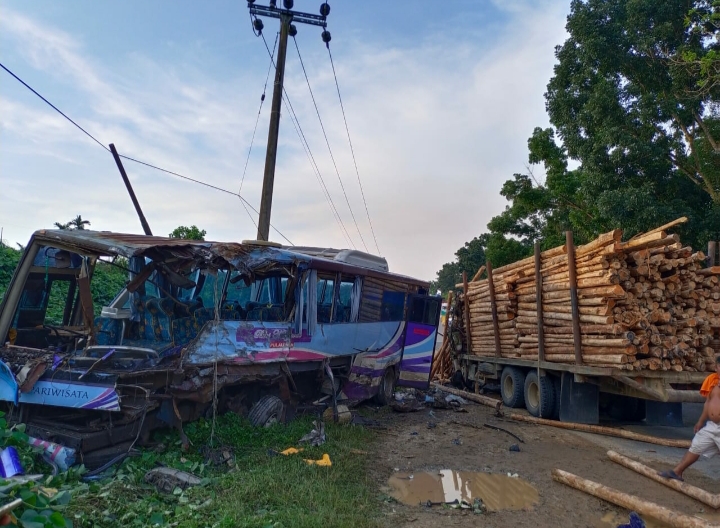Hilang kendali Truk Kayu Dan Bus Angkutan Karyawan Tabrakaan belasan orang Luka-luka