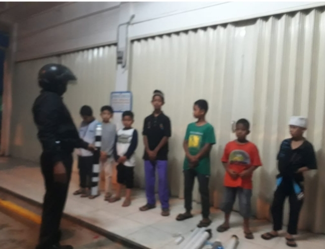 Ganggu Warga beribadah,Babinkamtibmas Amankan 10 bodil pipa