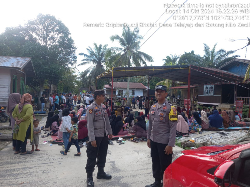 Personil Polsubsektor Pelalawan Operasi Mantap Praja Pilkada 2024 melaksanakan pengamanan kampanye salah satu Calon Bupati di Desa Bt. Nilo