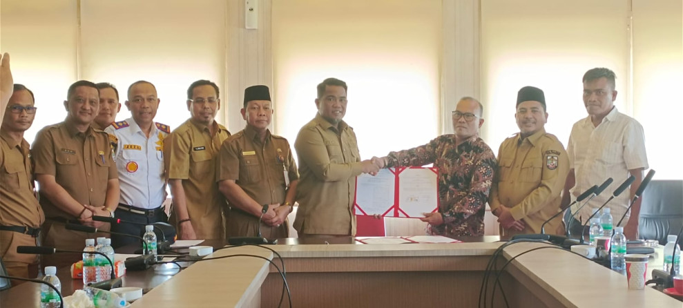 Bupati Pelalawan H.Zukri Teken MOU CSR  dari PT Mekar Alam Lestari Pengaspalan Jalan Desa Tanjung Air Hitam