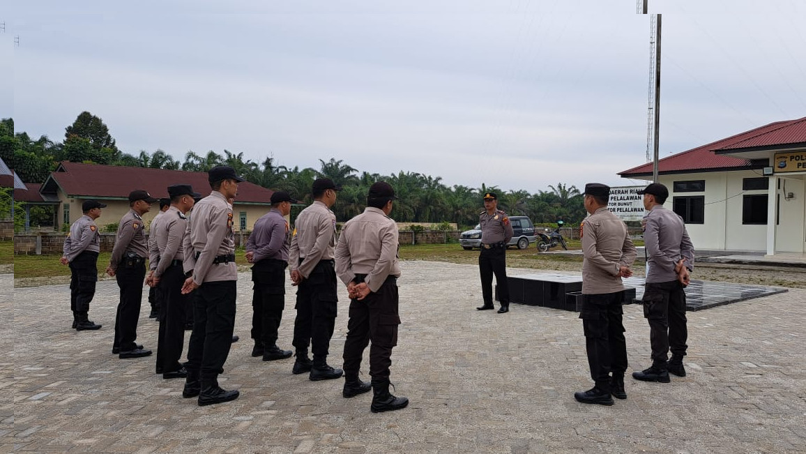 Iptu Legito pimpin apel pagi bersama seluruh personil Polsubsektor Pelalawan.
