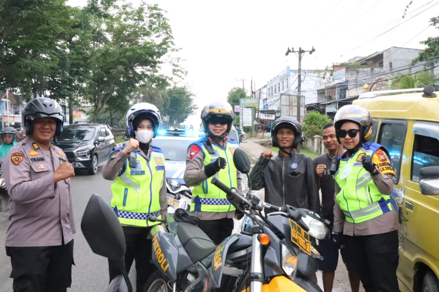 Kapolres Pelalawan Beri penghargaan Pin kepada Pengendara kendaraan yang telah mematuhi Peraturan lalu lintas
