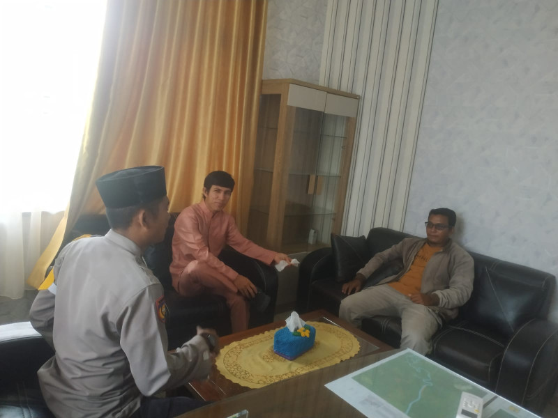 Bripka Noprizal,SH selaku Bhabinkamtibmas Polsubsektor Pelalawan gelar kegiatan Jumat Curhat.