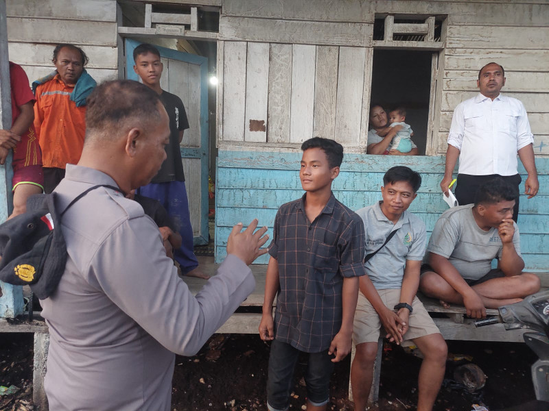 Disela kesibukan tugas sehari-hari selaku Kasubsektor Pelalawan, Iptu Legito menyempatkan diri untuk mengunjungi warganya