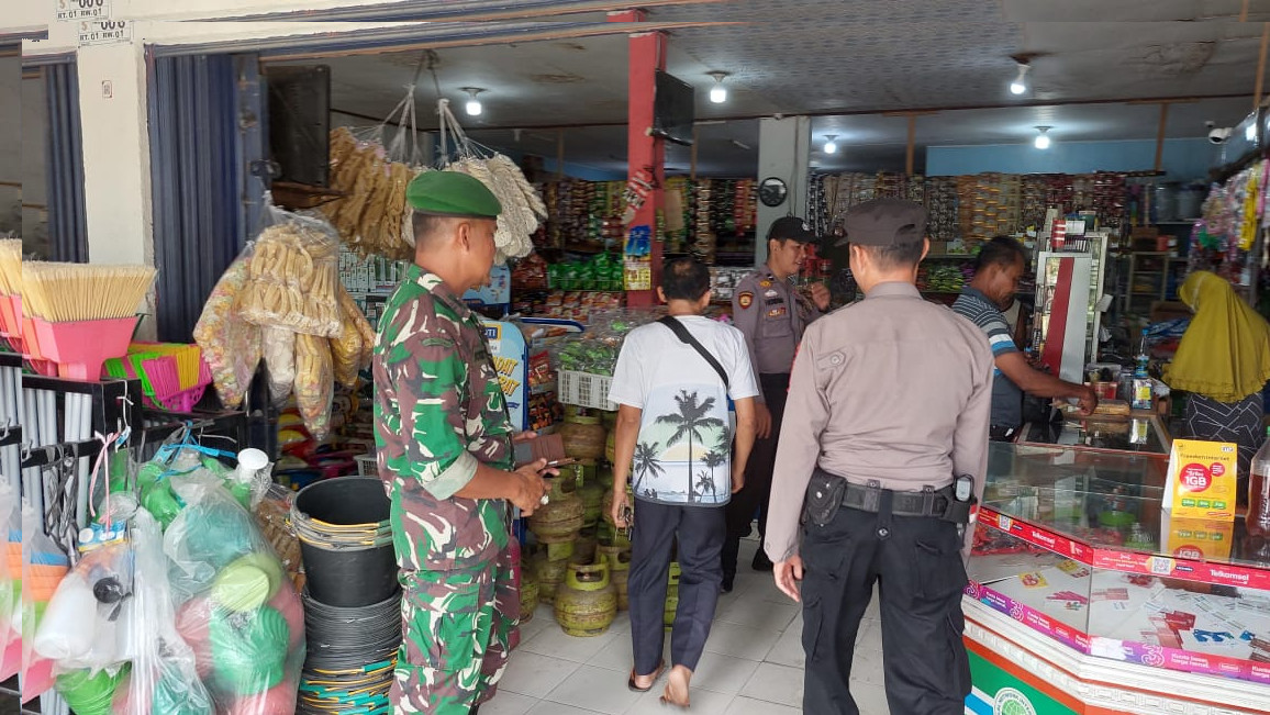 Personil Gabungan TNI - Polri Laksanakan Patroli Pengecekan Dan Monitoring Kesedian Serta Harga Bahan Pokok Kepada Para Pedagang