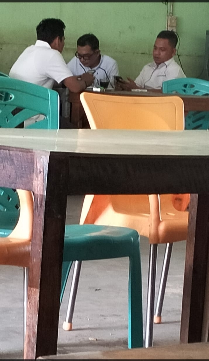 Diduga Pegawai inspektorat Pelalawan Bermain Sceketer Saat Dinas  Jam Kerja Di Warung Kopi