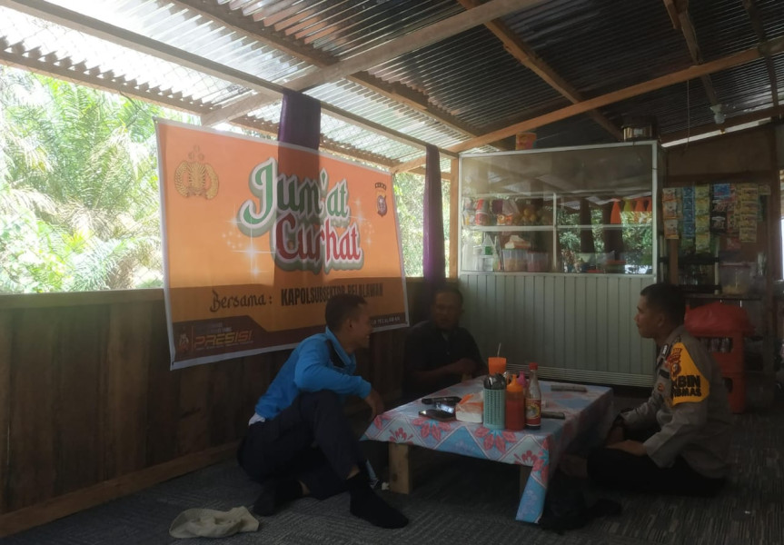 Bhabinkamtibmas Polsubsektor Desa Sering Bripka Noprizal,SH berdialog dan menggelar kegiatan Jumat Curhat dengan masyarakat