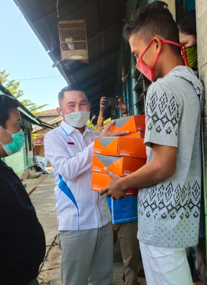 Ketua KNPI Provinsi Riau Fuad Santoso Berbagi Nasi Kotak Kepada Warga Nelayan Pekanbaru