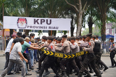 Berikan Edukasi Kepada Masyarakat, Polda Riau Latihan Sispamkota di Jalan Gajah Mada Pekanbaru