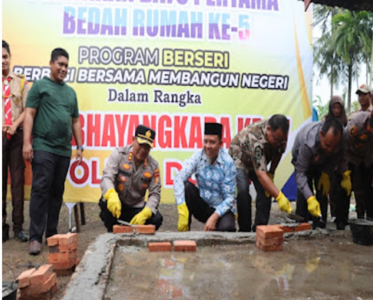 Lanjutkan Program Berseri, Kapolres Dumai Letakkan Batu Pertama Bedah Rumah Kelima Milik Jumiati