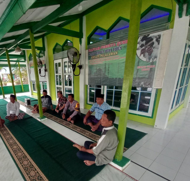 Bripka Rusdi Bhabinkamtibmas Polsubsektor jajaran Polres Pelalawan menggelar kegiatan Jumat Curhat.