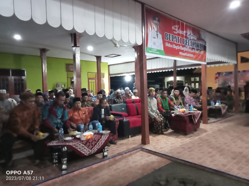Bupati Pelalawan H. Zukri menghadiri acara pergelaran Wayang dalam rangka Hari Ulang Tahun (HUT) ke 30 tahun desa Air Emas,