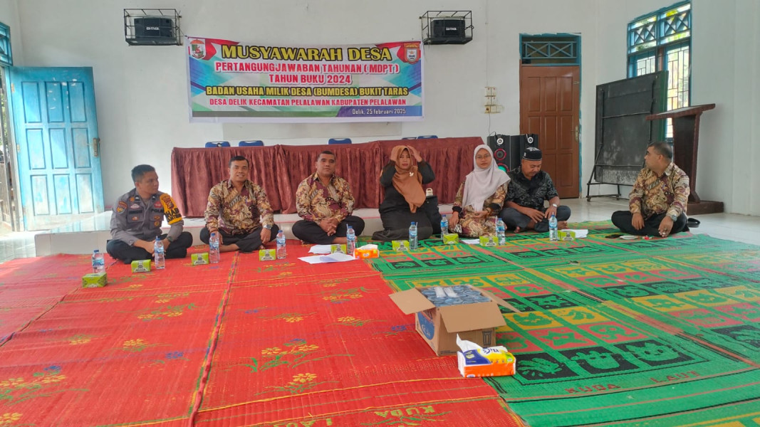 Polsubsektor Pelalawan jajaran Polres Pelalawan Aipda Heruzan Nurza menghadiri kegiatan Musyawarah desa' terkait Pertanggung Jawaban Tahunan, tahun buku 2024