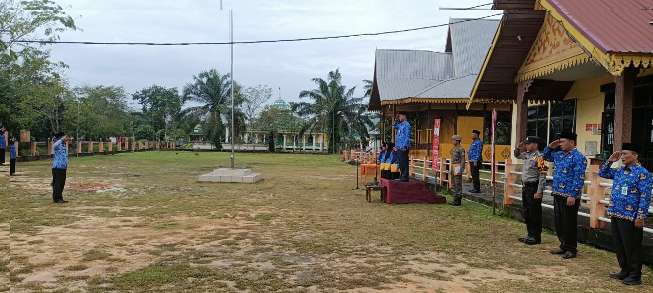 Bripka Noprizal,SH mengikuti Upacara dan Pengibaran Bendera Merah Putih di halaman Kantor Camat
