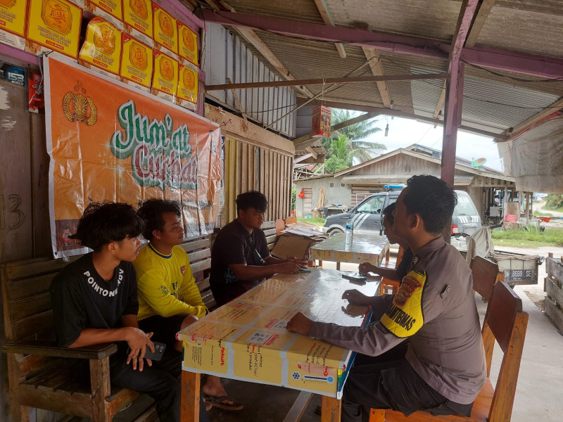 Bhabinkamtibmas Polsubsektor Pelalawan menggelar kegiatan Jumat Curhat. Jumat