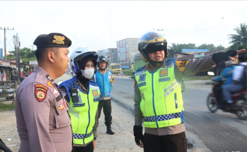Kapolres Pelalawan turun ke jalan bersama personil beri edukasi kepada masyarakat untuk tertib berlalu lintas.