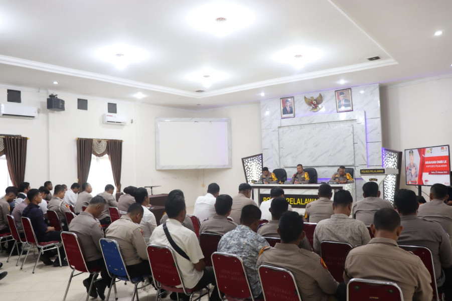 Kapolres Pelalawan memberikan Arahan  kepada Personil Polres Pelalawan yang terlibat dalam Pengamanan Oprasi Mantap Brata Lancang Kuning 2023- 2024.