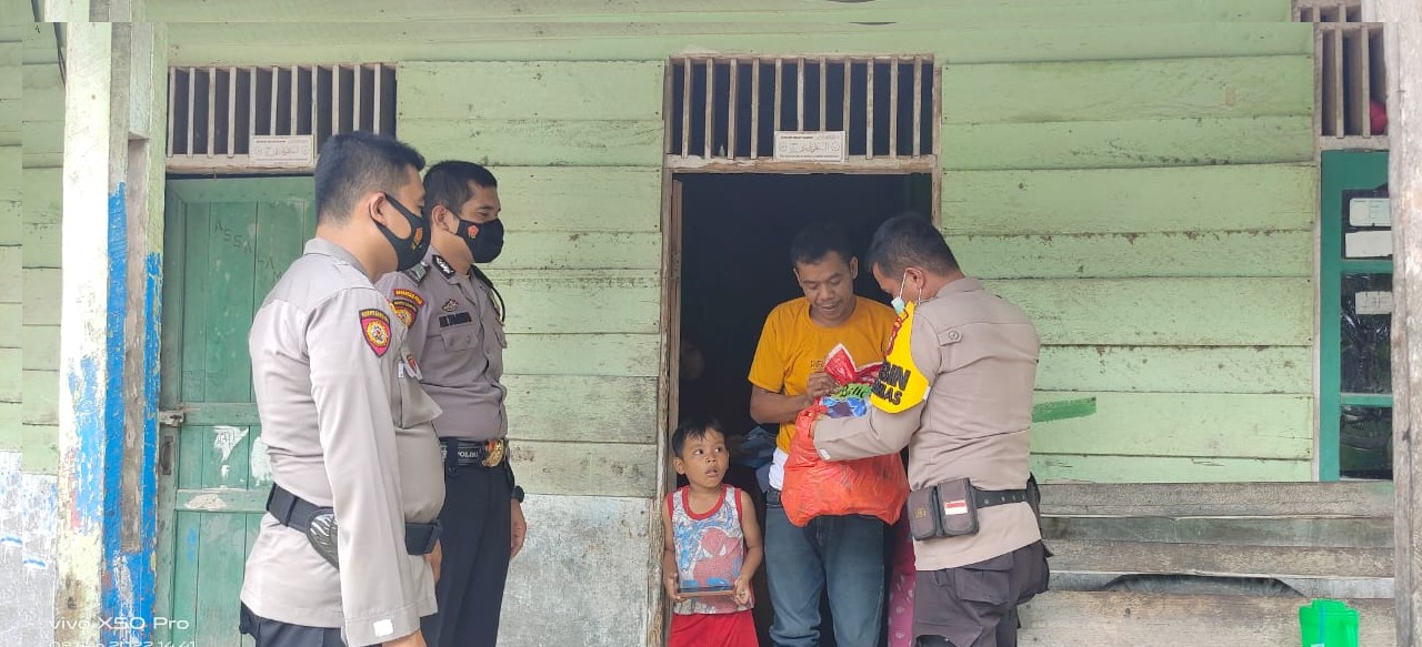 Polsubsektor pelalawan bagi bagi sembako kemasyarakat
