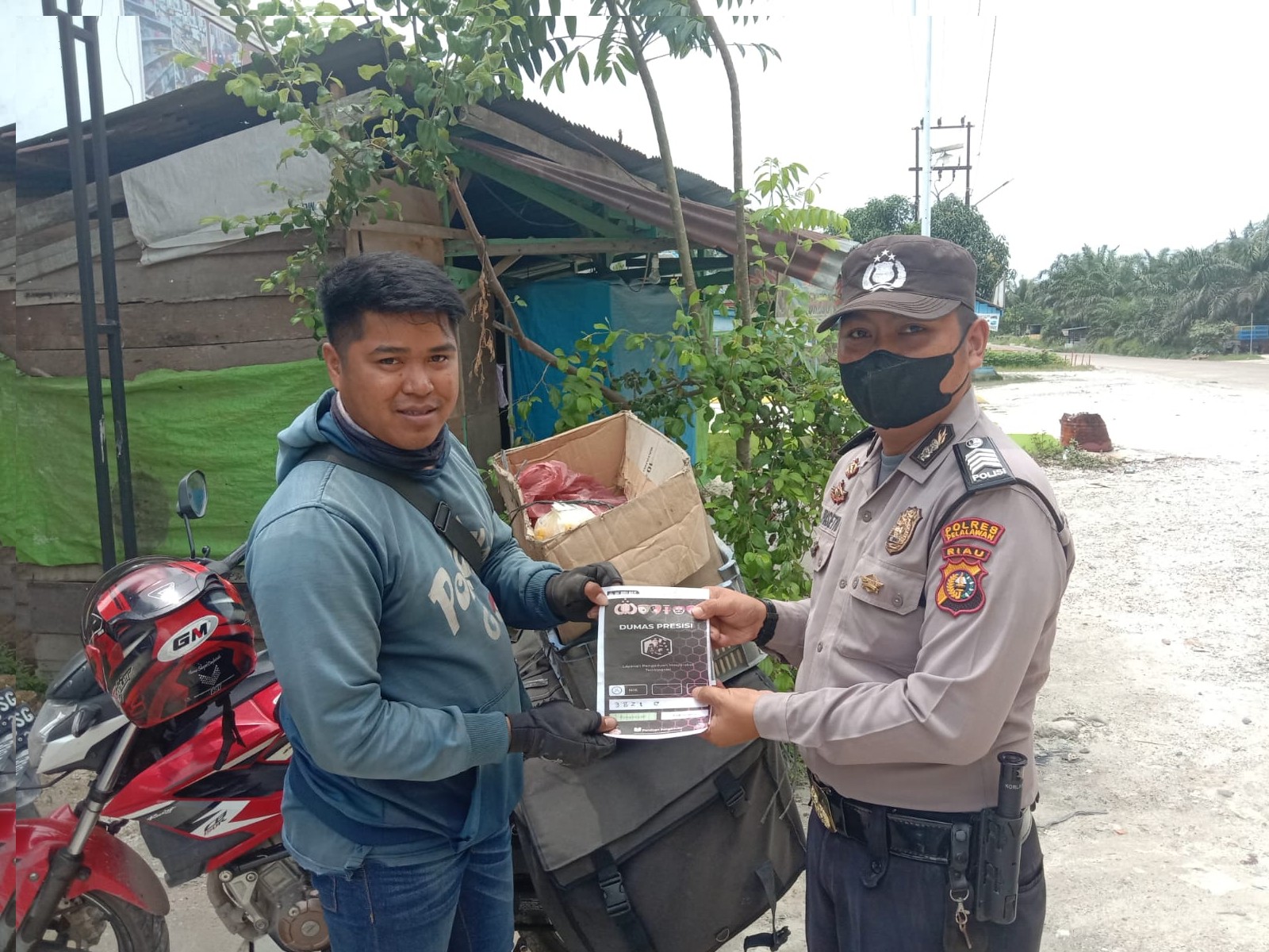 Bripka Sigit melaksanakan sosialisasi Aplikasi Pelayanan