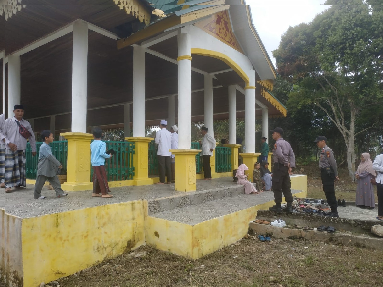 Peringati Hari Santri Nasional,Polri  Polsubsektor dan masyarkat  ziarah kemakam Jauh Mempusun