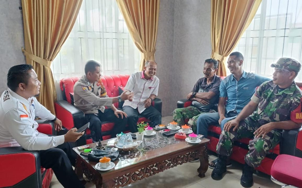 Bhabinkamtibmas Polsubsektor Pelalawan berdiskusi dan mengajak perangkat desa untuk meningkatkan peran serta desa dalam pemeliharaan Kamtibmas disekitar lingkungan