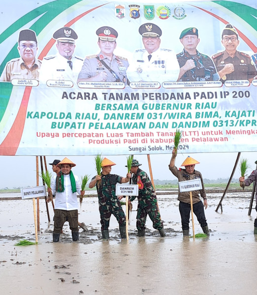 Bupati Zukri Kunjungan Kerja Dalam Rangka Penanaman Padi Serentak IP200