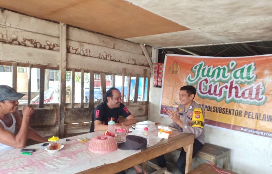 Polsubsektor Pelalawan dalam bentuk kedekatan dengan masyarakat menyampaikan pentingnya memelihara keamanan dan ketertiban di wilayah hukum Polsubsektor dalam kegiatan Jumat Curhat.