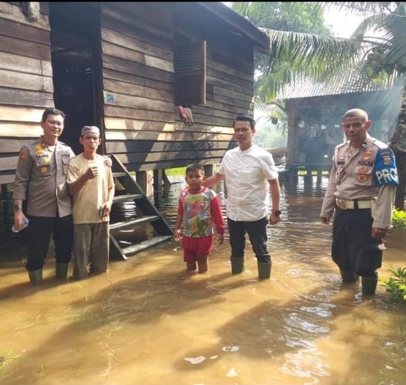 Kapolsek langgam terjun langsung cek kondisi banjir desa Muaro Sako kecamatan langgam