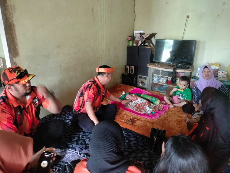 Beri Dukungan Moral, Ketua MPC PP Pelalawan Jenguk Wanita Disabilitas Korban Perkosaan