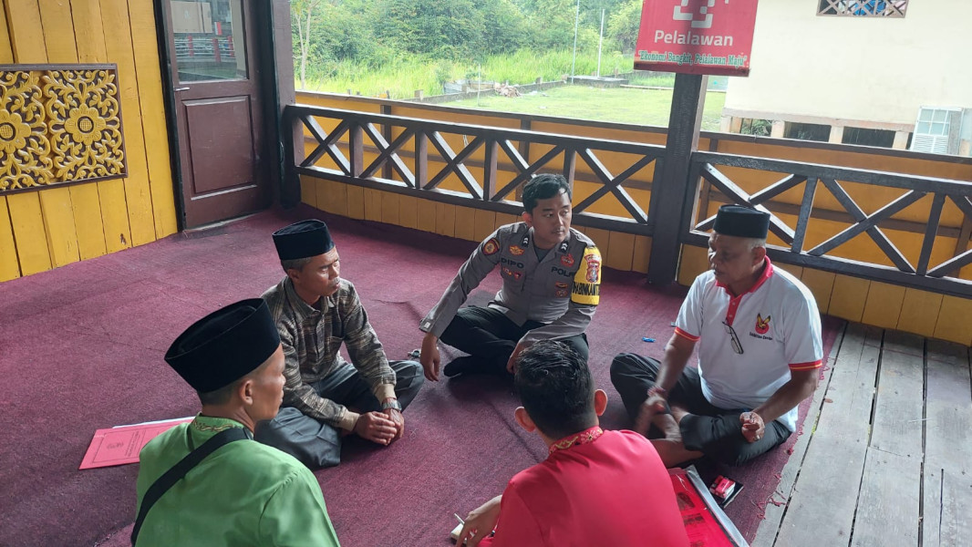 Bhabinkamtibmas Polsubsektor Pelalawan Brigadir Dippo Pranata bersilaturahmi ke salah satu tokoh adat masyarakat Pelalawan