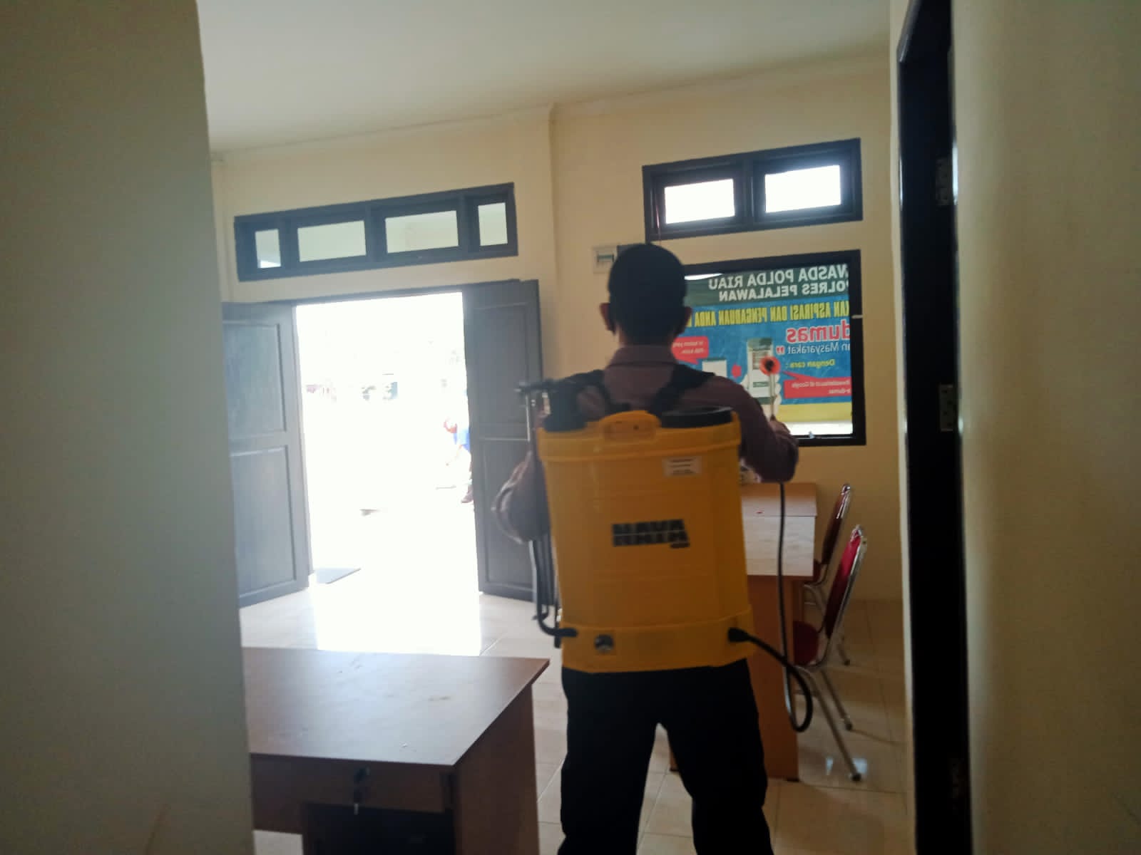 Rutin Penyemprotan Disinfektan, Kapolsubsektor Pelalawan Iptu Legito: Upaya Pencegahan Pandemi Covid-19 Terus Dilaksanakan